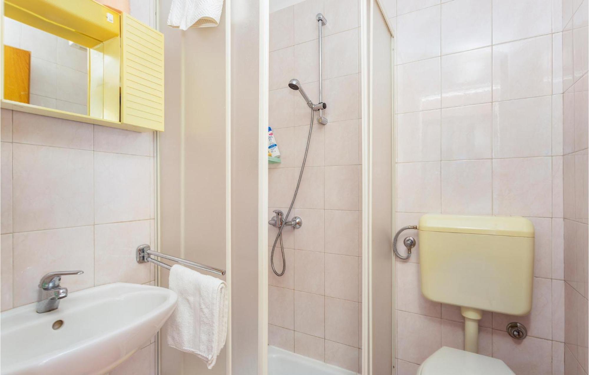 1 Bedroom Beautiful Apartment In Linardići Екстериор снимка