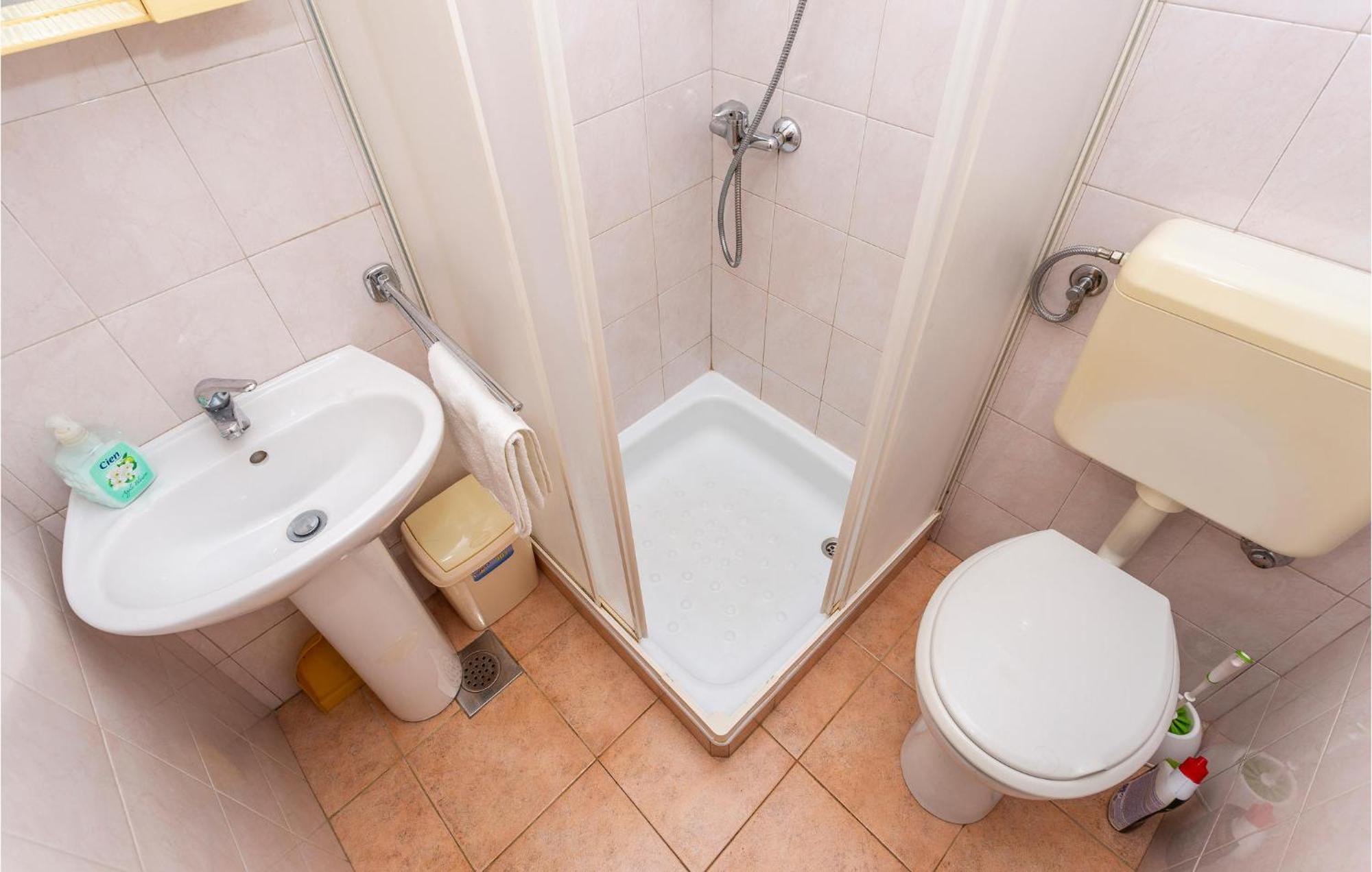1 Bedroom Beautiful Apartment In Linardići Екстериор снимка