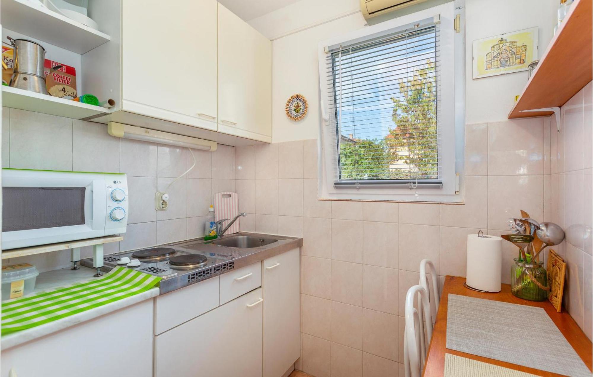 1 Bedroom Beautiful Apartment In Linardići Екстериор снимка